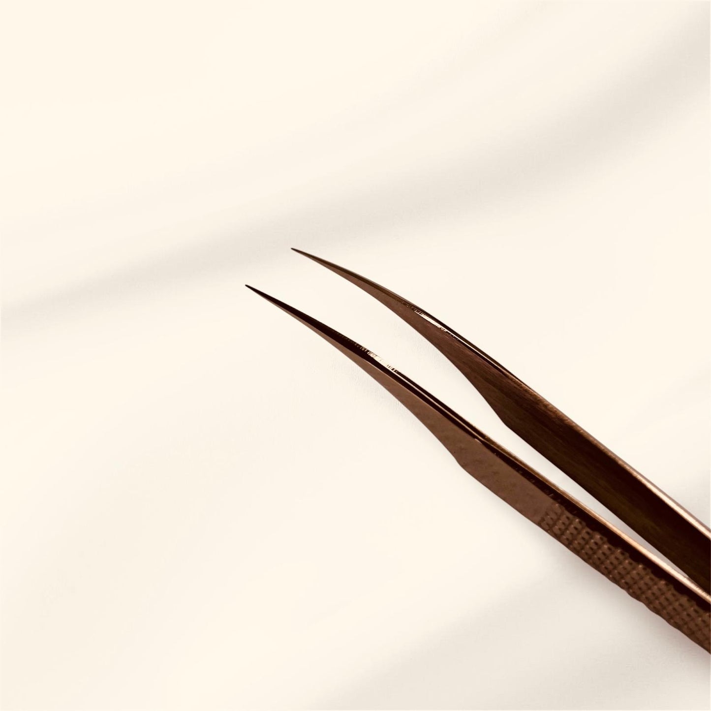 CURVED ISOLATION TWEEZER
